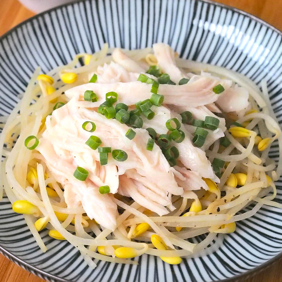 サラダチキンと大豆もやしのレンジ蒸しピリ辛だれ